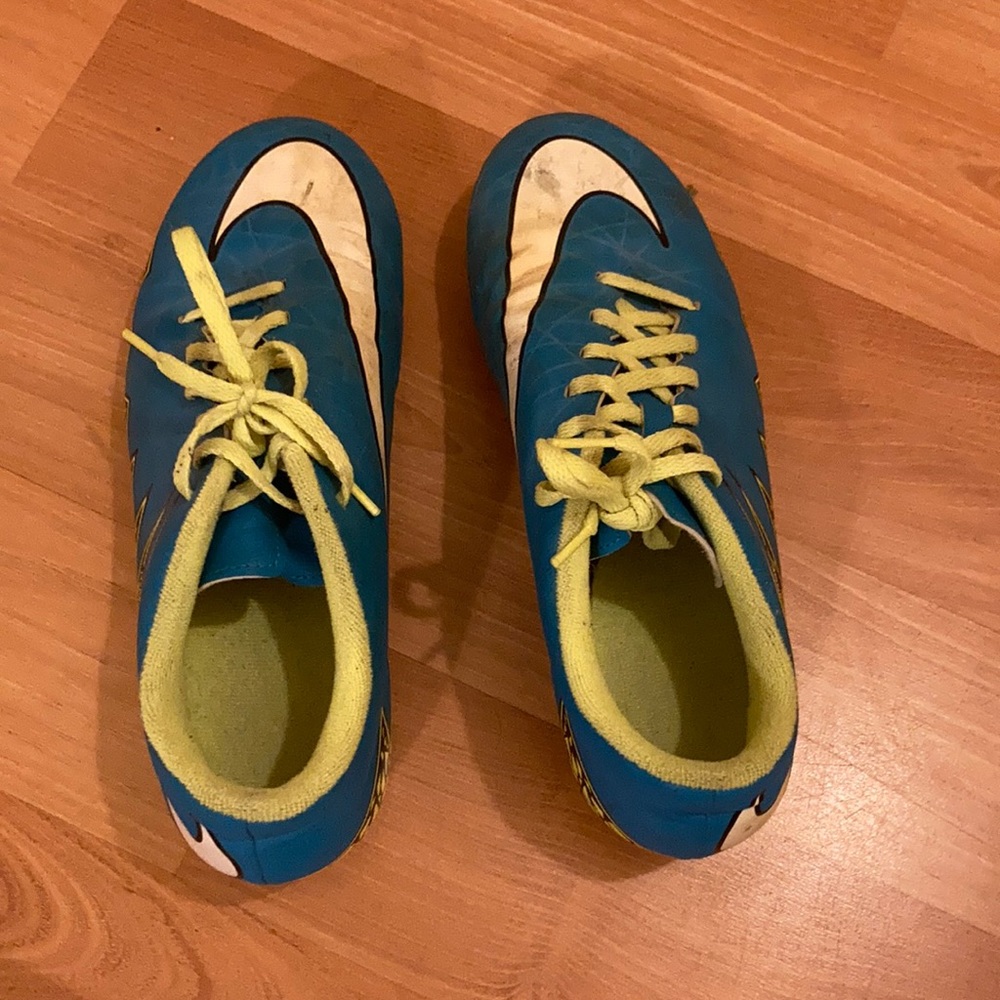 Soccer cleats Nike size 8